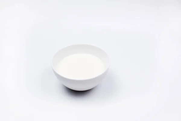 Тарелка Молоком Стол Молоко Белом Фоне — стоковое фото