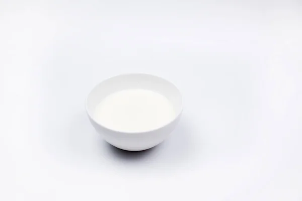 Plato Con Leche Sobre Mesa Leche Sobre Fondo Blanco — Foto de Stock