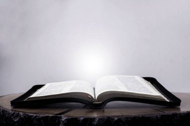 Açık İncil. Kutsal kitap. Kitaptan bir ışık. İncilName