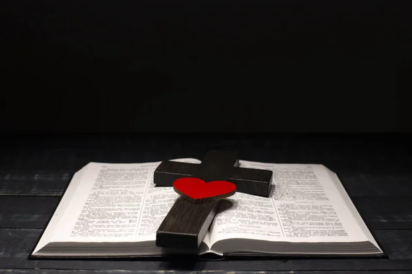 Biblia Aberta Cruz Jesus Crucificação Num Livro Oração Amor Deus — Fotografia de Stock