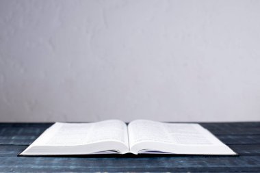 Açık İncil. Tahta bir masada. Kutsal kitap, kutsal kitap..