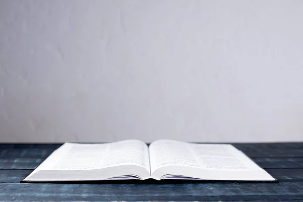 Offene Bibel Auf Einem Holztisch Heiliges Buch Schrift — Stockfoto