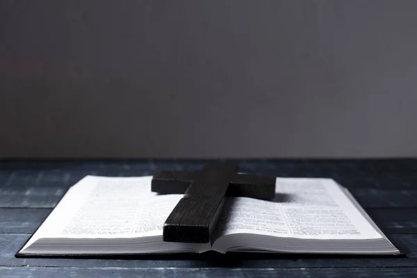 Open Bijbel Kruis Van Jezus Kruisiging Heilig Boek — Stockfoto