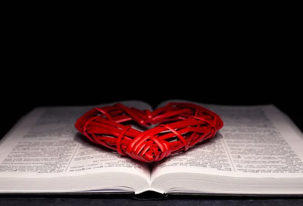 Biblia Abierta Corazón Rojo Libro Santa Biblia —  Fotos de Stock