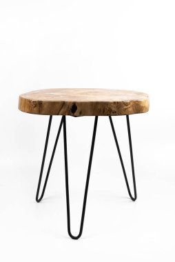 Tahta masa dairesi. Masa bacakları. Alt çerçeve. Beyaz bir arkaplanda