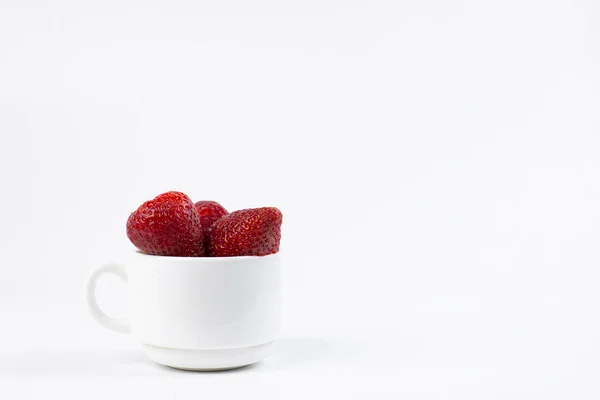 Φράουλα Φράουλες Λευκό Φόντο Σάμερ Φρούτα Στο Τραπέζι — Φωτογραφία Αρχείου