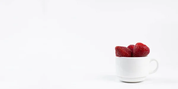 Φράουλα Φράουλες Λευκό Φόντο Σάμερ Φρούτα Στο Τραπέζι — Φωτογραφία Αρχείου