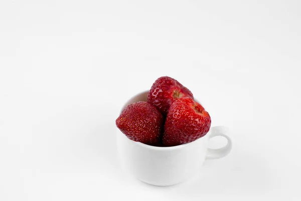 Erdbeere Erdbeeren Auf Weißem Hintergrund Sommer Obst Auf Dem Tisch — Stockfoto