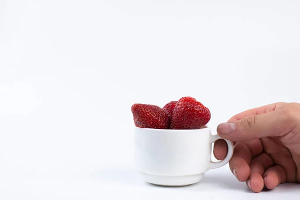 ストロベリー 白い背景にイチゴ テーブルの上の果物 — ストック写真