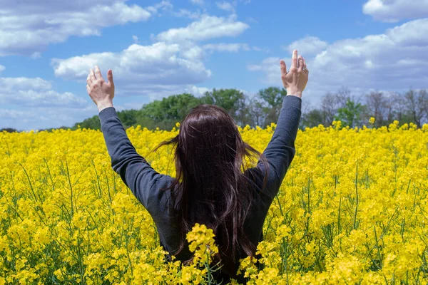 Chica Con Las Manos Levantadas Oración Alabado Sea Dios Jesús — Foto de Stock