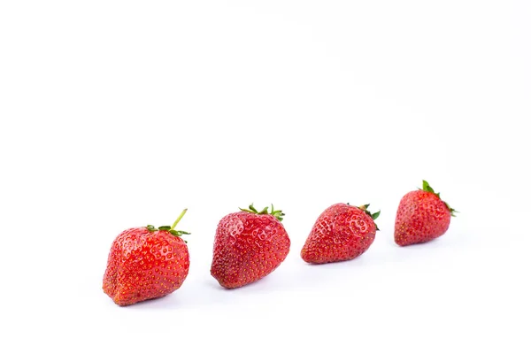 Erdbeeren Auf Weißem Hintergrund Vereinzelt Ein Bund Erdbeeren Sommer — Stockfoto