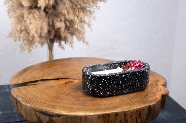 Dekoratif el yapımı mum. Ahşap bir arka planda.