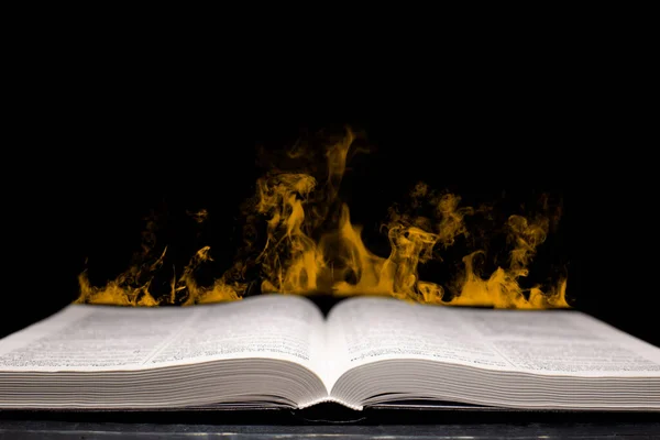 Aufgeschlagene Bibel Auf Dem Tisch Gebet Feuer Aus Dem Buch — Stockfoto