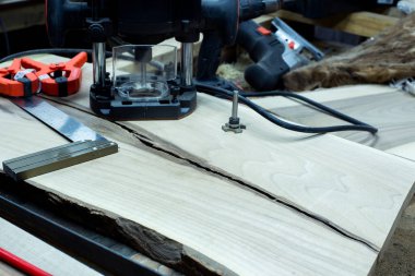 Aletler atölyedeki masanın üzerinde. Marangozluk atölyesi.