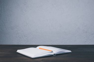 Not defteri ve kalem masaya. Ahşap bir arka planda. Masaüstü