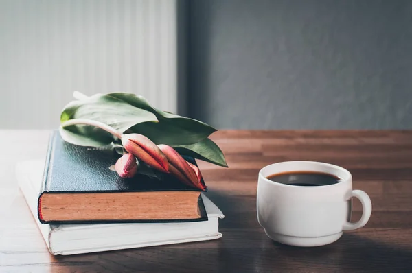 Books Coffee Table Bouquet Flowers Tulips Morning — Stock Photo, Image