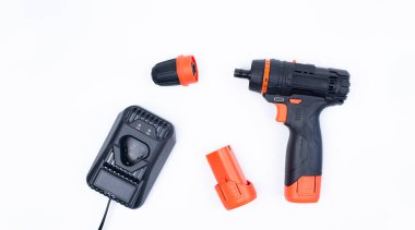 Beyaz arka planda tornavida. Elektrikli alet. İzole edilmiş.