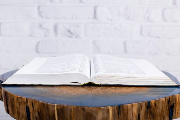 Book Table Open Holy Bible Decorative Wooden Table — Stock Photo, Image