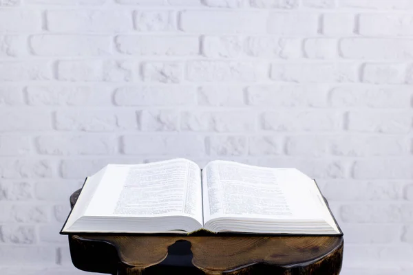Bibeln Bordet Bakgrunden Tegelvägg — Stockfoto