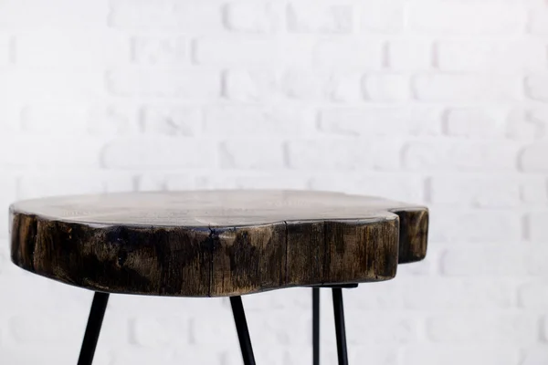 Epoxy 로프트 스타일로 테이블을 재구성한다 디자이너 나무로 탁자를 베어라 — 스톡 사진