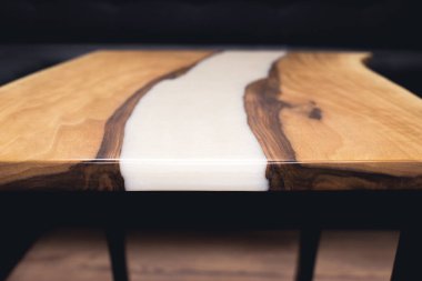 Epoksi reçineli ahşap masa. Nehir kenarında. Mobilya tasarımcısı.