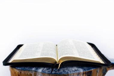 Masanın üzerindeki İncil 'i aç. Kutsal kitap beyaz arka planda.