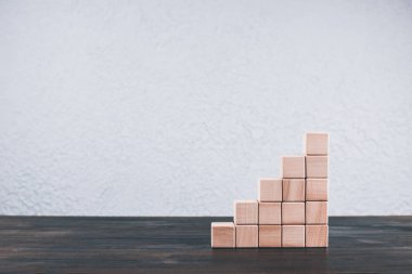 Tahta küpler. Tahta bloklardan oluşan bir piramit. Büyüme