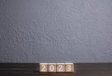 Tahta küpler. 2022 ve 2023 yeni yıllardır. Bloklardaki numara.