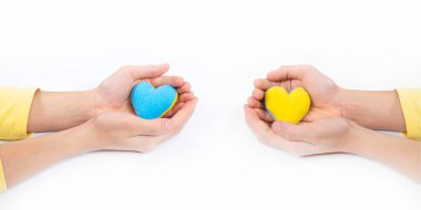 Kalp ellerinde. Kalp mavi-sarıdır. Ukrayna Bayrağı.