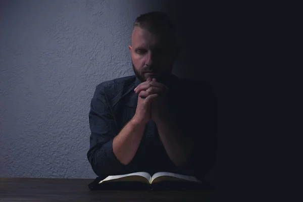 Hombre Sienta Una Mesa Lee Santa Biblia Rezad Con Las — Foto de Stock