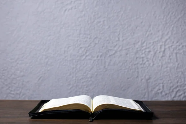 Una Biblia Abierta Sobre Mesa Escritura —  Fotos de Stock
