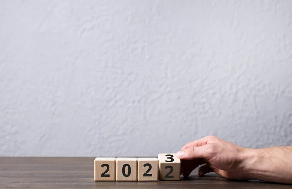 Cubos Madera Cambio 2022 2023 Año Nuevo Una Mano Voltea — Foto de Stock