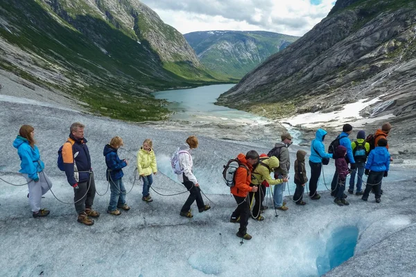 Gente caminando por el glaciar. Haciendo cadena con cuerdas. Países Bajos — Foto de Stock
