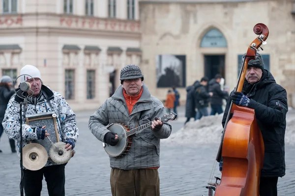 Swing jazz band play songs on Old Town Square, Praga, República Checa — Fotografia de Stock