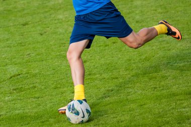 Futbol oyuncu tekme top