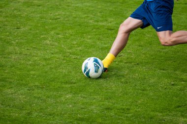 Futbol oyuncu tekme top