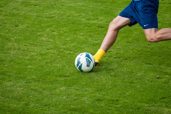 Jogador de futebol chutar a bola — Fotografia de Stock