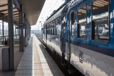 tren tren istasyonu yolcuları için bekleyin