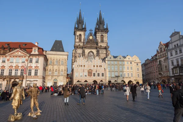 Live statues street artists perform on Old Town Square, Prague — Stock Photo, Image
