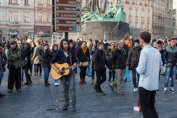 Músicos de rua tocam na Praça da Cidade Velha, Praga — Fotografia de Stock