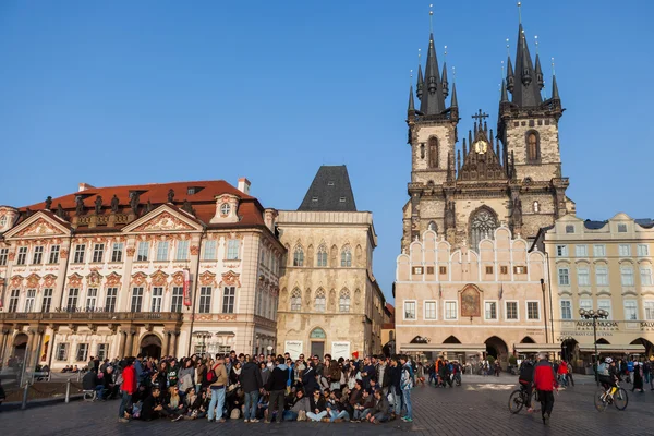Tourist take group photo on Old Town Square, Prague — Stock Photo, Image