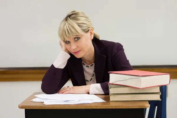 maestra mujer escribiendo a bordo