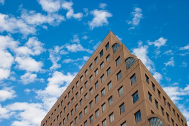 modern kentsel piramit