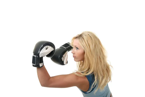 Blond kvinnlig boxning — Stockfoto