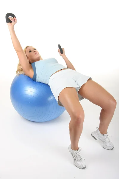 Mujer haciendo ejercicio con pelota de ejercicio —  Fotos de Stock