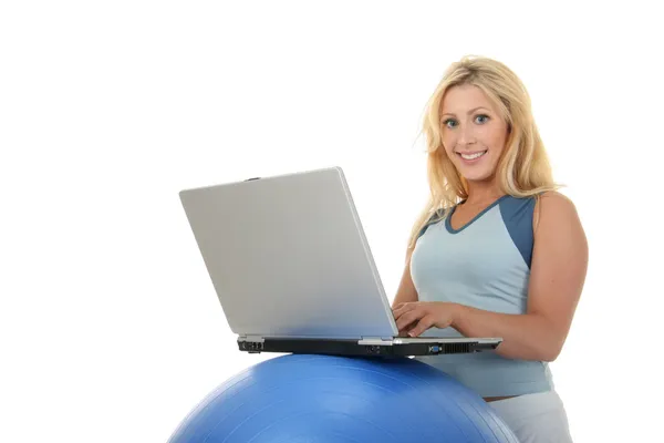 Mulher usando mesa de bola de exercício — Fotografia de Stock