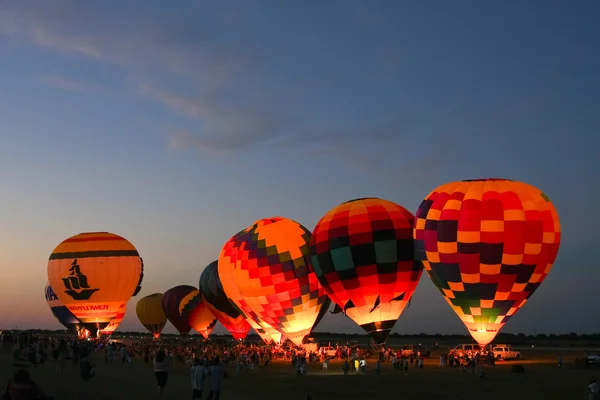 Sıcak hava balonu kızdırma, gece — Stok fotoğraf