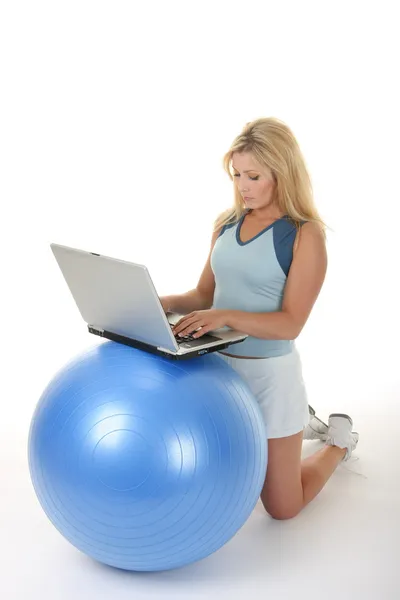 Femme utilisant le bureau de balle d'exercice Image En Vente