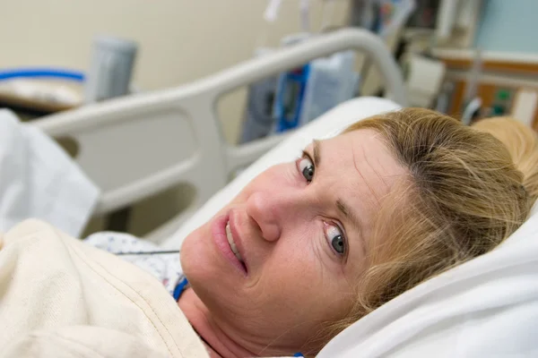Patient malade dans le lit d'hôpital Image En Vente