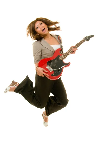 Jeune femme adulte sautant tout en jouant de la guitare — Photo